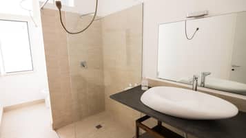 Shower, rainfall showerhead, free toiletries, hair dryer