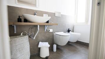 Suihku, sadesuihkupää, ilmaiset hygieniatuotteet, bidee