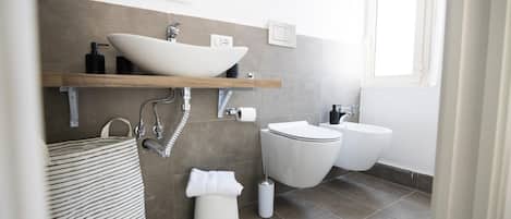 Shower, rainfall showerhead, free toiletries, hair dryer
