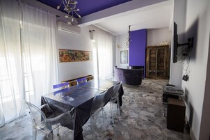 Şömine, kitaplar, stereo 