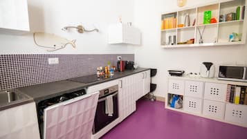 Frigorífico grande, microondas, horno y placa de cocina