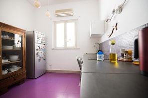 Großer Kühlschrank, Mikrowelle, Ofen, Herdplatte