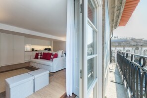 Apartamento (Two-Bedroom Superior Apartment) | Balcón