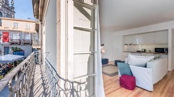 Apartamento (Two-Bedroom Apartment) | Balcón