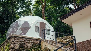 テント ダブルベッド 2 台 | WiFi (無料)