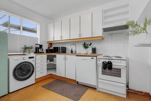 冷蔵庫、電子レンジ、オーブン、コンロ