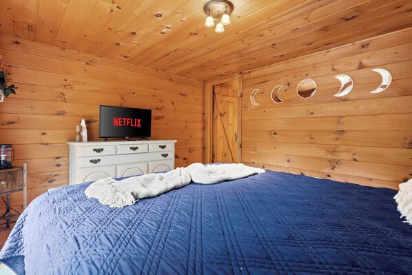 3 bedrooms, iron/ironing board, travel crib, WiFi - Blue Ridge Cabin Views Hot Tub  Fire Pit (Blue Ridge)