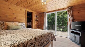 3 soverom, skrivebord, strykejern/-brett og reiseseng for barn