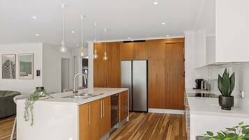 Refrigerador, microondas, horno y parrilla de estufa