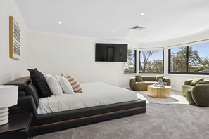 4 bedrooms, desk, iron/ironing board, WiFi