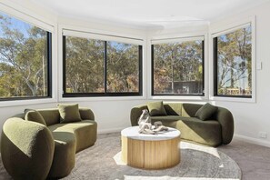 Televisión y oficina 