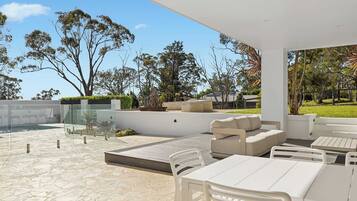 تناول الطعام بالخارج