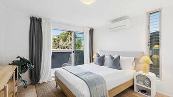 6 bedrooms, iron/ironing board, WiFi, bed sheets