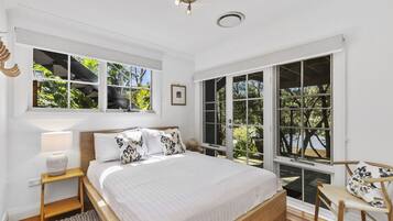 4 bedrooms, desk, iron/ironing board, WiFi