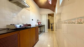 Refrigerador, microondas, placa de cocina, cafetera/tetera