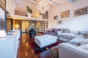 Smart TV - Exentia Stays -Spanish Steps Luxury Penthouse Rome (Roma)