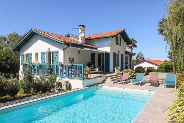 Pool - Guest Room 'Txori Etxea - Garden Level' with Pool, Kitchen, Breakfast (Arcangues)