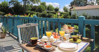 Chambre d'hÎtes 'Txori Etxea - Chambre Rouge' avec piscine, petit-déjeuner, terrasse
