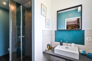 Shower, hair dryer, towels