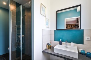 Shower, hair dryer, towels