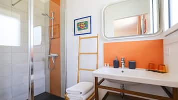 Shower, hair dryer, towels