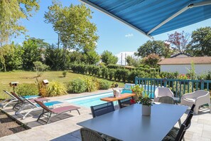 Pool - Txori Etxea – Yellow Room: B&B with Pool and Breakfast Included (Arcangues)