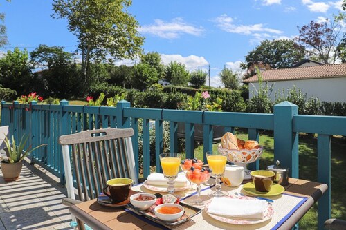 Chambre d'hôtes 'Txori Etxea - Chambre Jaune' avec piscine, petit-déjeuner