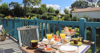 Chambre d'hÎtes 'Txori Etxea - Chambre Jaune' avec piscine, petit-déjeuner