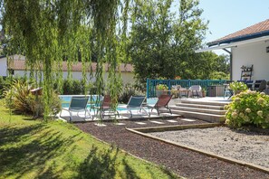 Terrace/patio - Txori Etxea – Yellow Room: B&B with Pool and Breakfast Included (Arcangues)