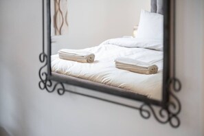 Desk, iron/ironing board, travel cot, free WiFi - Chique Getaway: Peak District (Derbyshire)