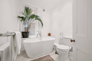 Secadora de cabello, toallas, jabón, shampoo 