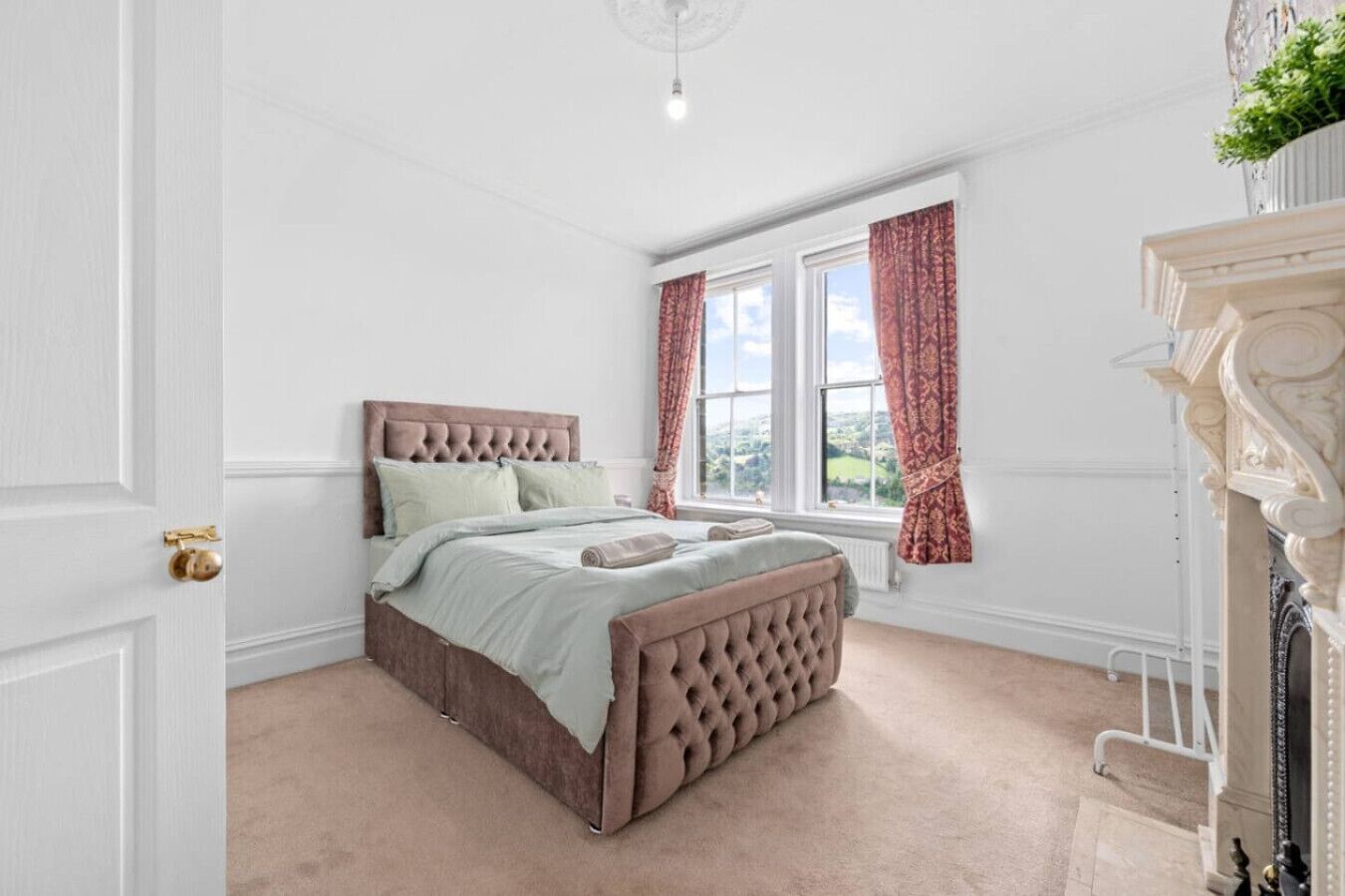 Bureau, fer et planche à repasser, lit parapluie, Wi-Fi gratuit