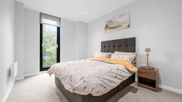 2 quartos, escrivaninha, ferros/tábuas de passar roupa, berço de viagem