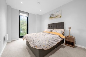 2 quartos, escrivaninha, ferros/tábuas de passar roupa, berço de viagem