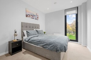 2 chambres, bureau, fer et planche à repasser, lit parapluie