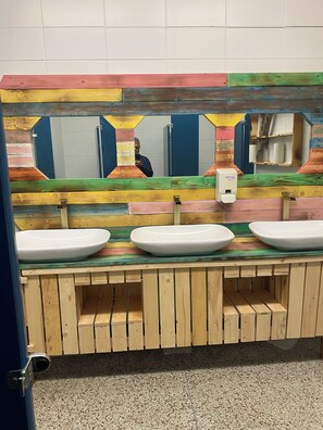 Ducha, secador de pelo, toallas, jabón