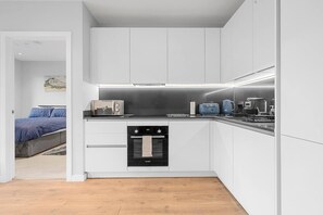 Réfrigérateur, four à micro-ondes, un four, surface de cuisson