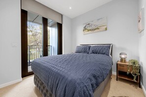 1 habitación, escritorio, tabla de planchar con plancha y cuna de viaje