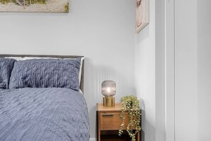 1 chambre, bureau, fer et planche Ă repasser, lit parapluie