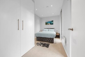 1 chambre, bureau, fer et planche à repasser, lit de bébé portatif