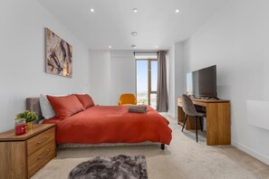 2 chambres, bureau, fer et planche à repasser, lit parapluie