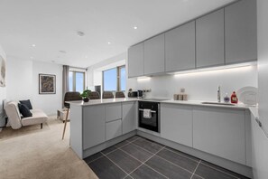 ثلاجة، ميكروويف، فرن، موقد طهي مسطح