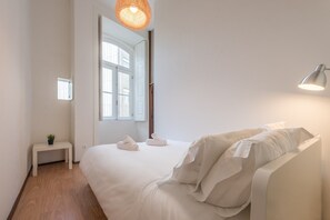 Lägenhet (Two-Bedroom Apartment) | Skrivbord, arbetsyta för laptop, strykjärn/strykbräda och gratis wi-fi