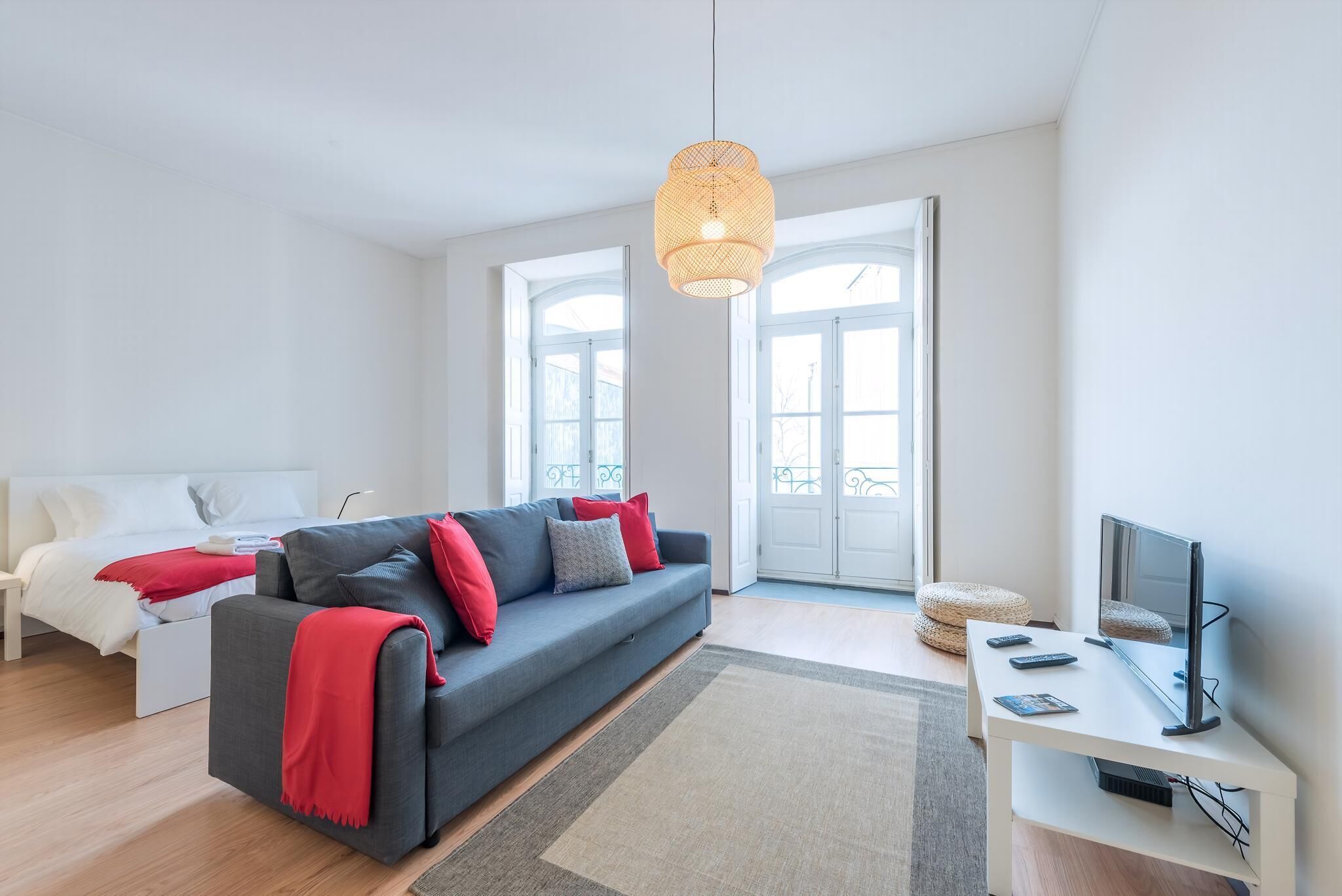 Studio (Studio) | Living room | 32-inch flat-screen TV with digital channels