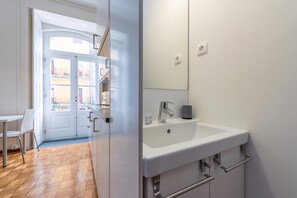 Lägenhet (One-Bedroom Apartment) | Badrum | Dusch, hårtork, handdukar och schampo
