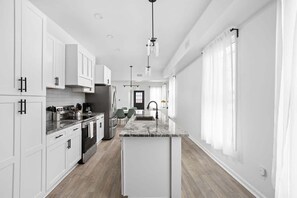 冷蔵庫、電子レンジ、オーブン、コンロ