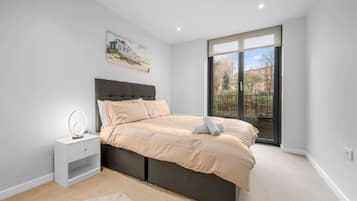 2 slaapkamers, een bureau, een strijkplank/strijkijzer, reisbedje