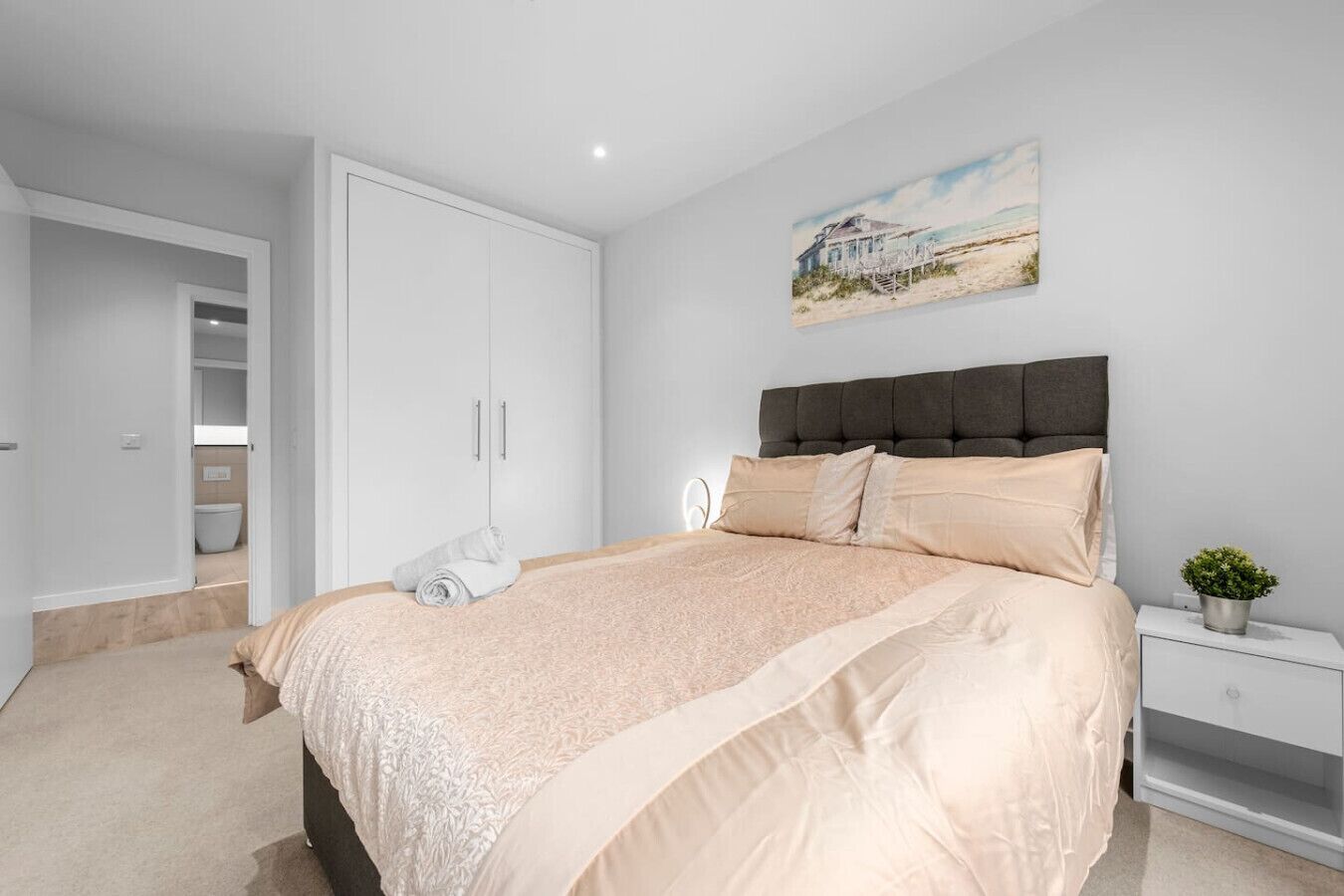 2 habitaciones, escritorio y tabla de planchar con plancha 