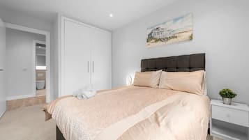 2 bedrooms, desk, iron/ironing board, travel crib