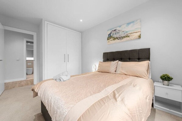 2 chambres, bureau, fer et planche à repasser, lit parapluie